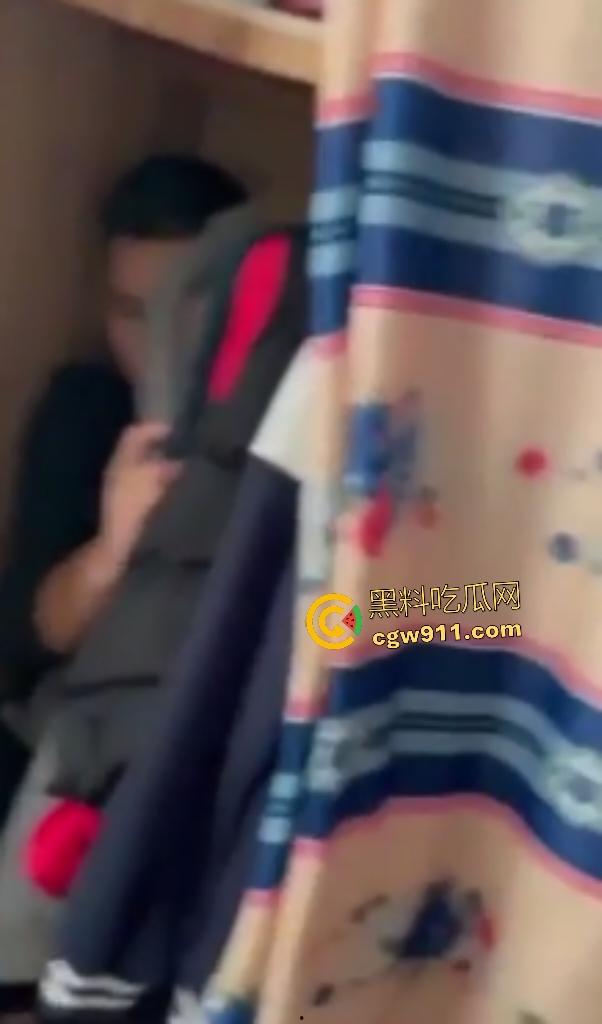 广东水管工小三修水龙头,修到床上操人妻,丈夫出门又返回家中抓奸情,老婆抱着儿子偷情被骂贱货!-8