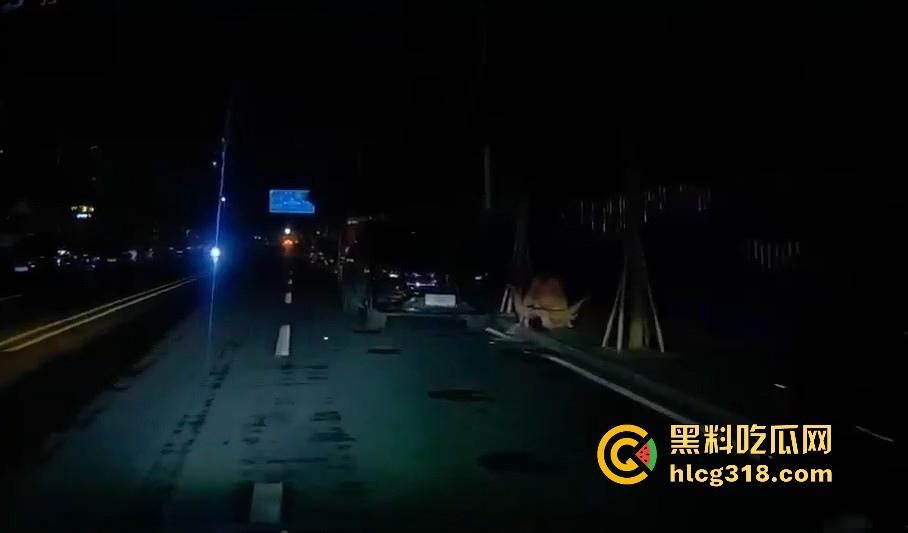 夜晚停车位偶遇户外博主，马路边操逼，灯光移开马上继续，也不知道有没有吓阳痿！-3