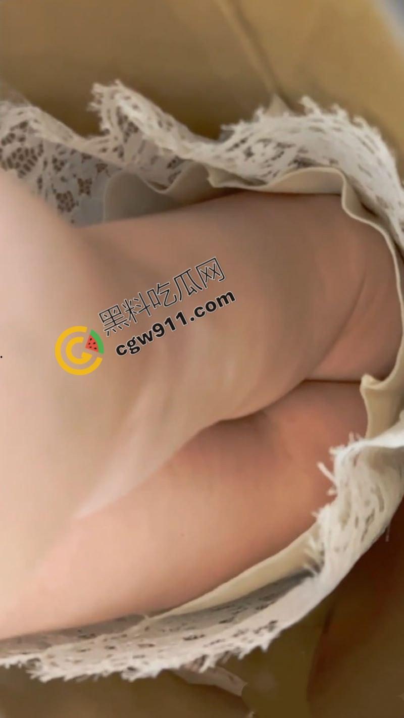 清纯少妇真空逛街，裙下春光乍现，丰满胸器若隐若现，湿润美穴引人遐想，性感曲线魅惑无限-6