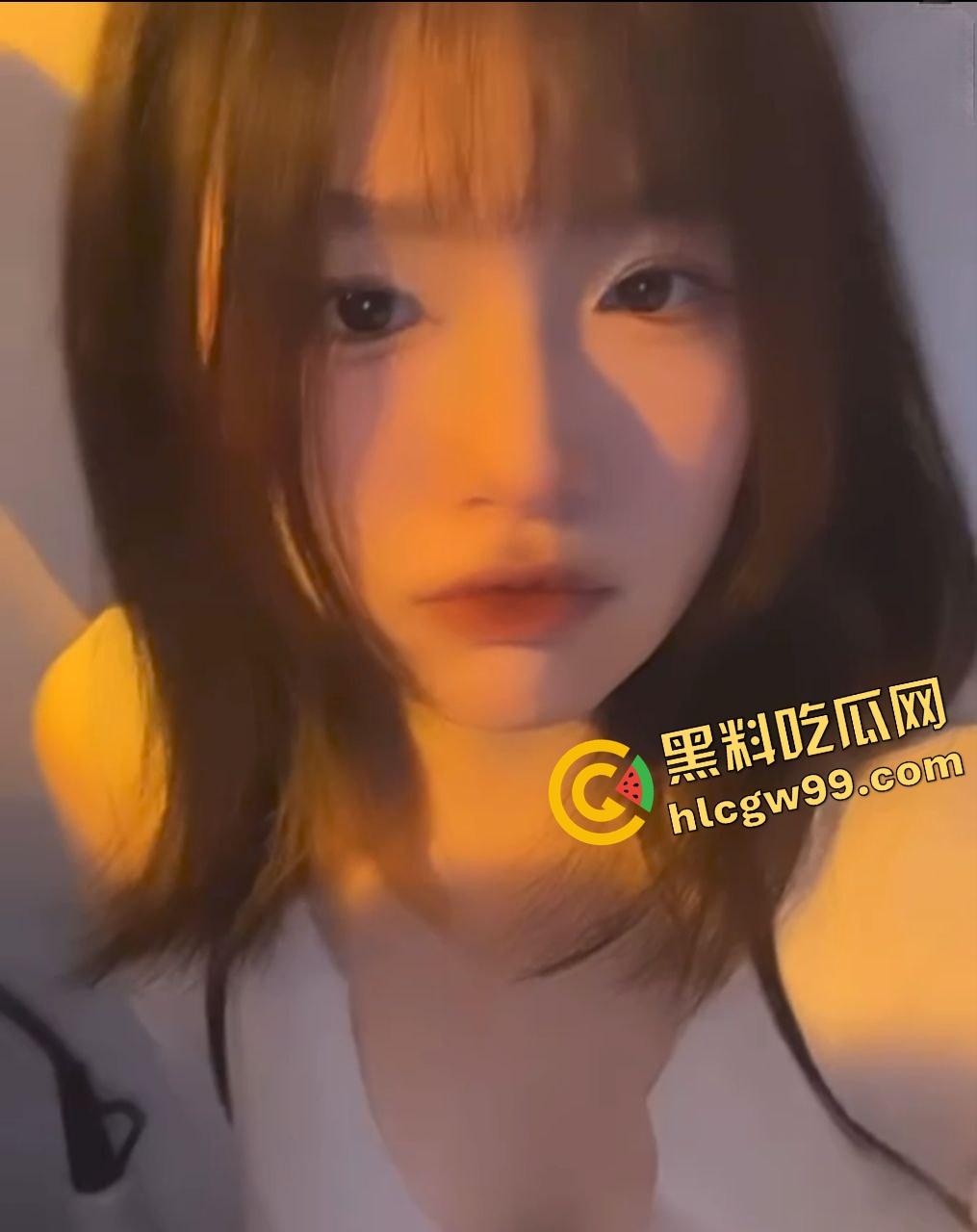 江西传媒职业清纯嫩妹反差婊【许雯婷】家中寂寞露奶发骚，破洞女仔裤暴插骚逼！独家曝光流出！-4