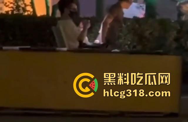 深圳某公园偶遇户外博主?草丛长椅疯狂骑乘,还大胆开灯怼拍,你别说这女的身材真可以呀!-3