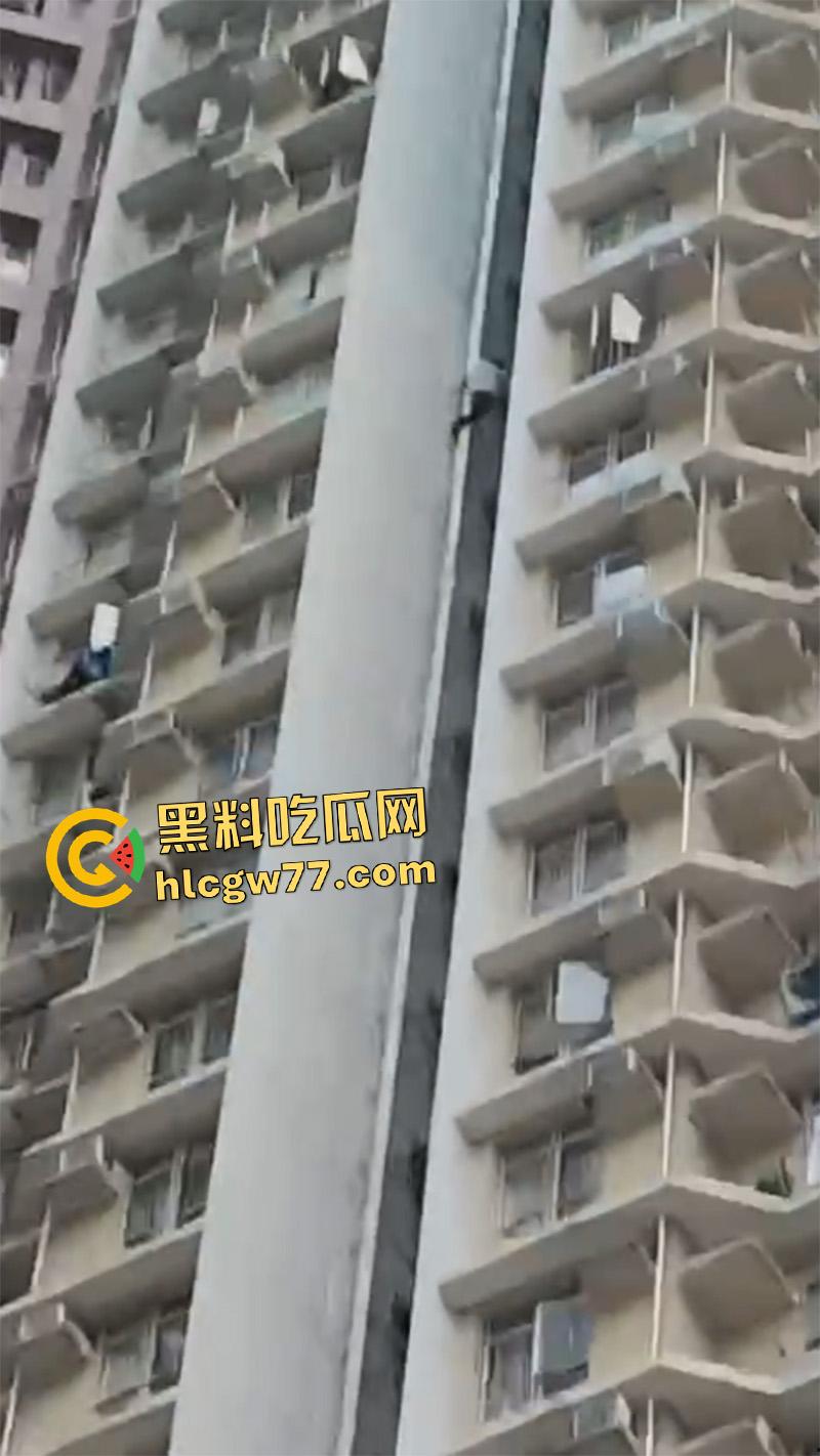 香港惊现蜘蛛侠，一男子顺高层水管爬行，据悉是情夫结果老公提前回家，老哥胆子真大啊！
