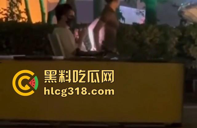 深圳某公园偶遇户外博主?草丛长椅疯狂骑乘,还大胆开灯怼拍,你别说这女的身材真可以呀!-5