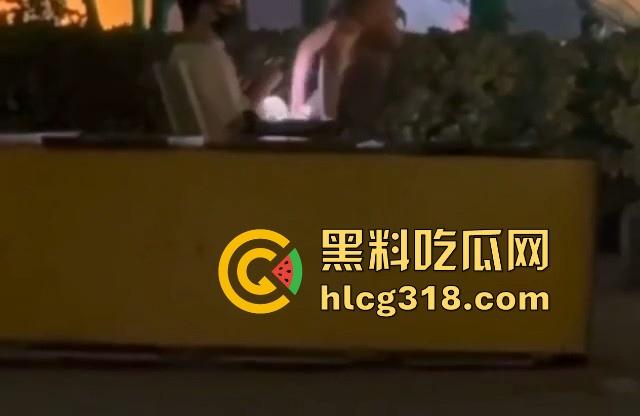 深圳某公园偶遇户外博主?草丛长椅疯狂骑乘,还大胆开灯怼拍,你别说这女的身材真可以呀!-6