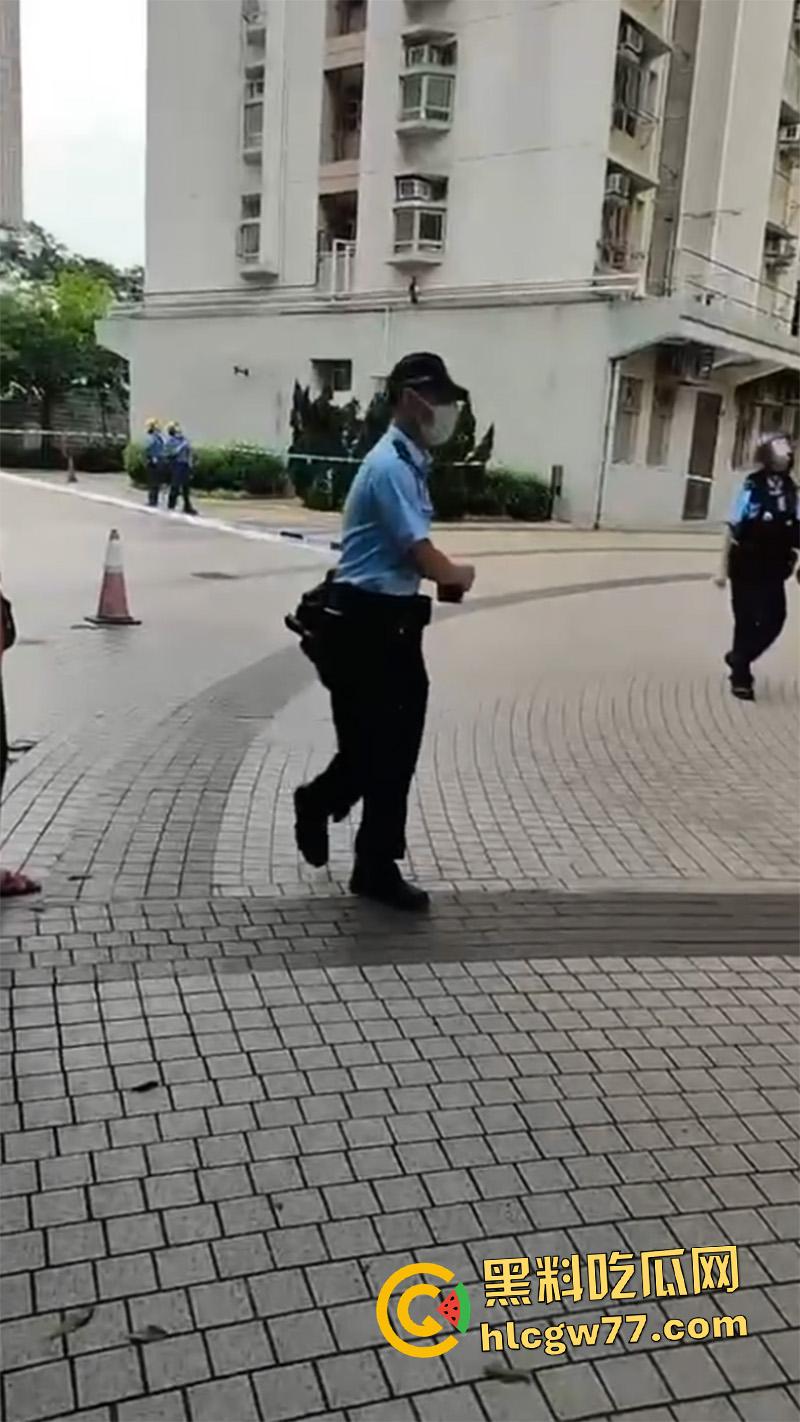 香港惊现蜘蛛侠，一男子顺高层水管爬行，据悉是情夫结果老公提前回家，老哥胆子真大啊！-6