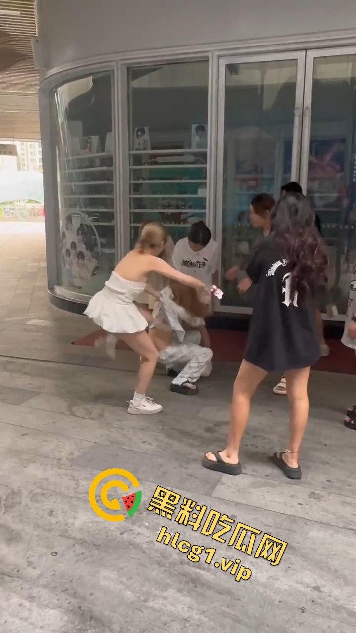 自贡市华商国际城上演精神小妹女人大战，场面火爆引人围观！
