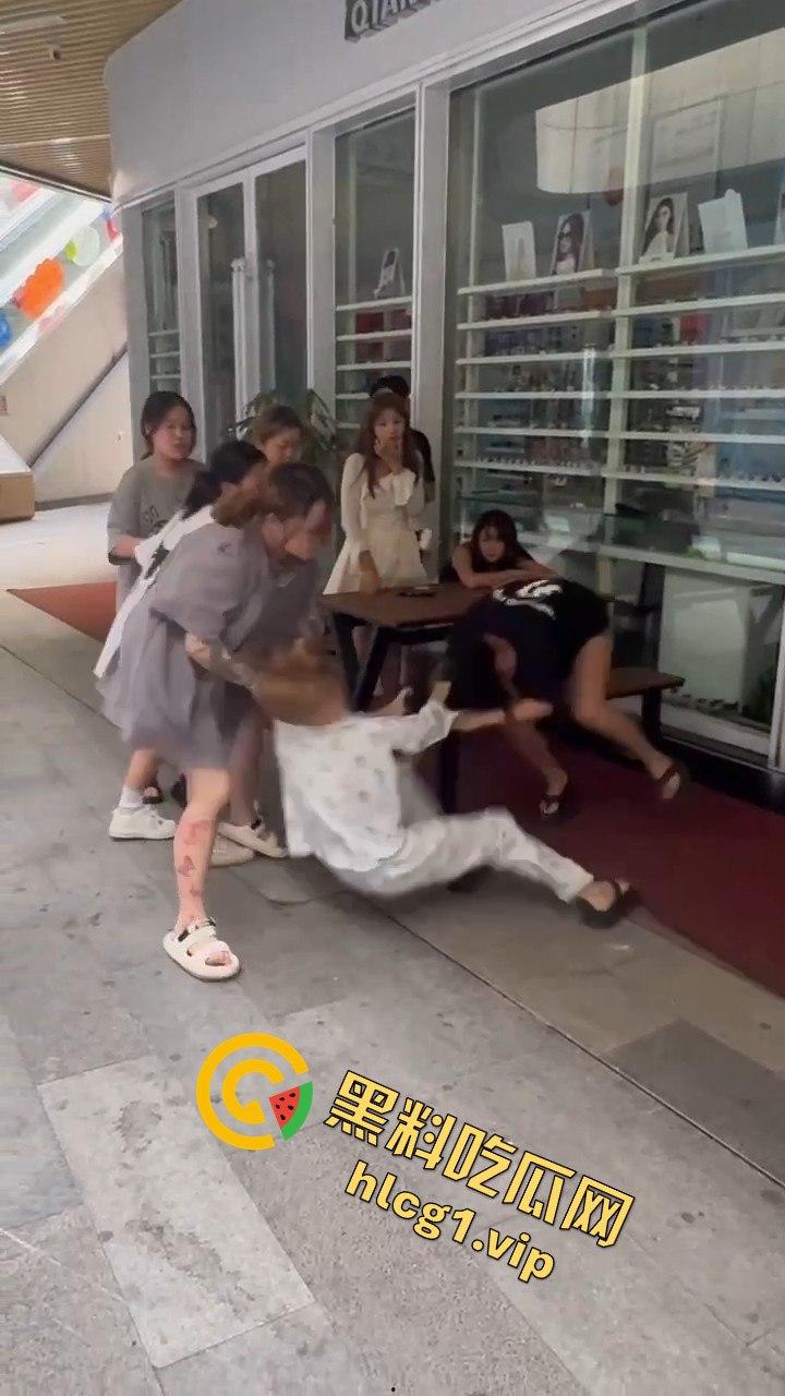自贡市华商国际城上演精神小妹女人大战,场面火爆引人围观!-2