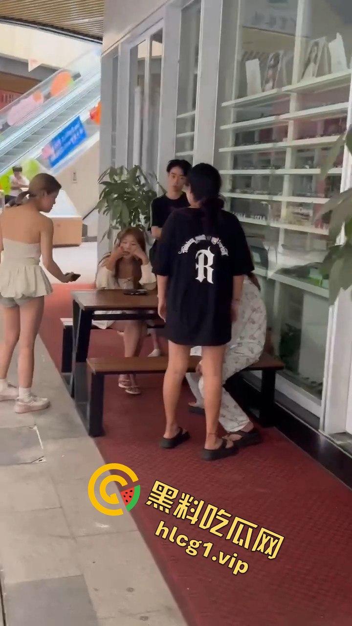自贡市华商国际城上演精神小妹女人大战,场面火爆引人围观!-3