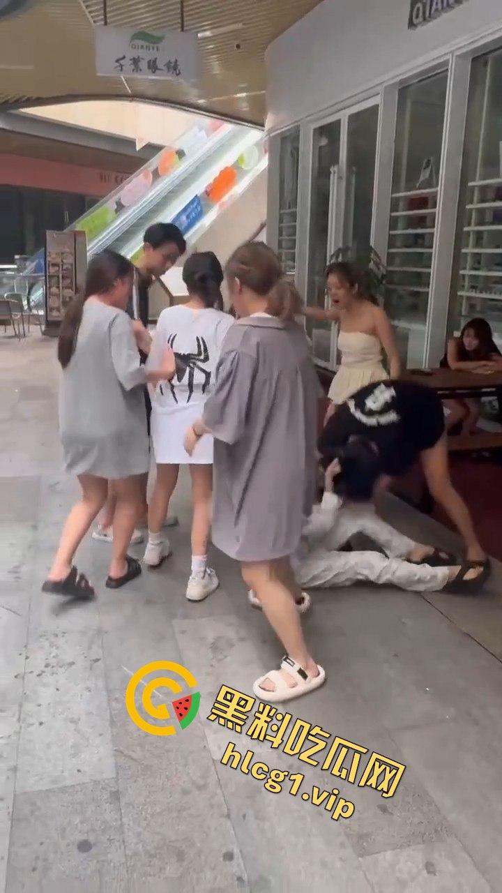 自贡市华商国际城上演精神小妹女人大战,场面火爆引人围观!-4