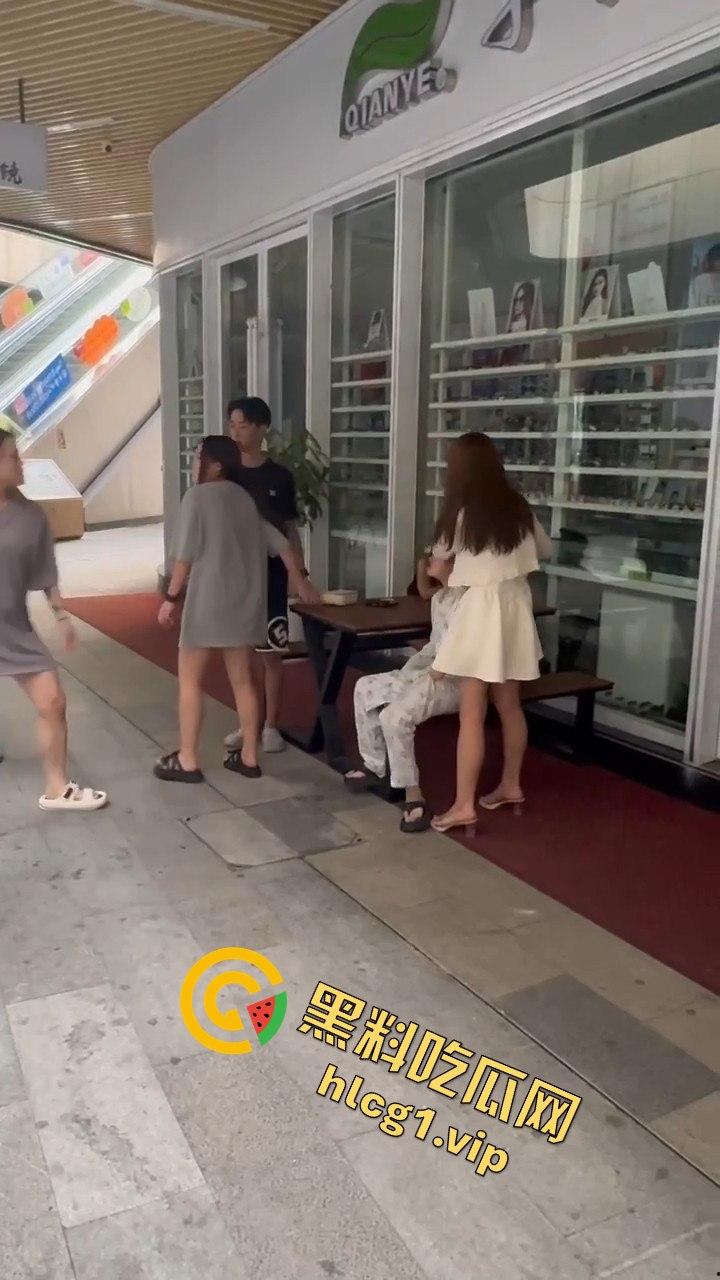 自贡市华商国际城上演精神小妹女人大战,场面火爆引人围观!-5