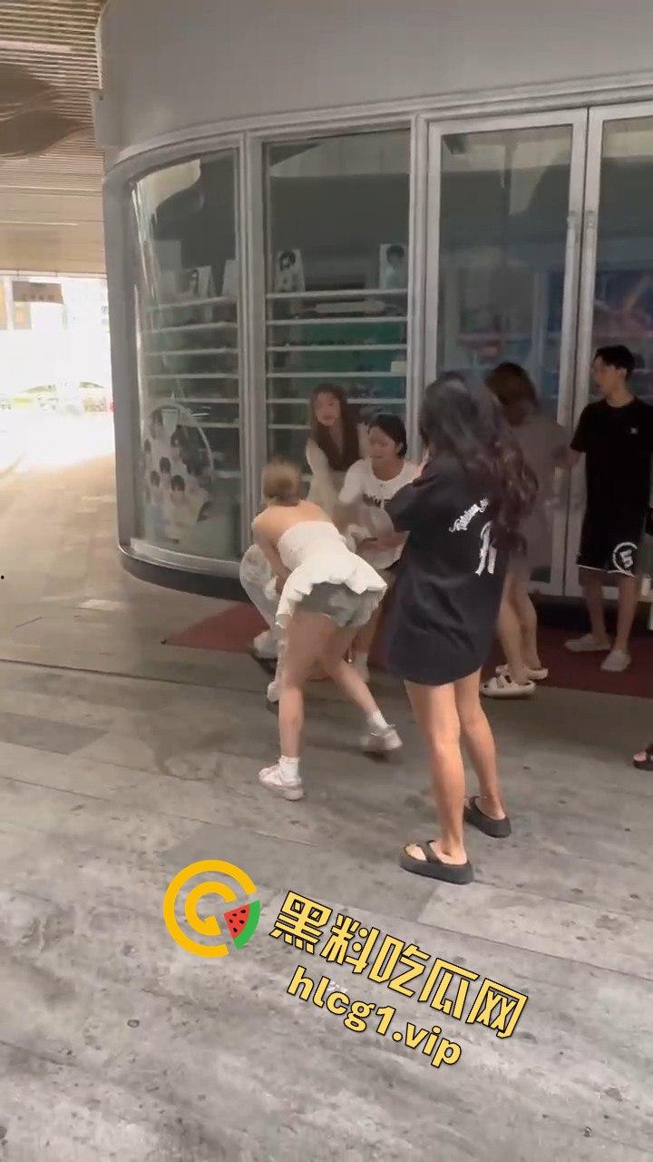 自贡市华商国际城上演精神小妹女人大战,场面火爆引人围观!-6