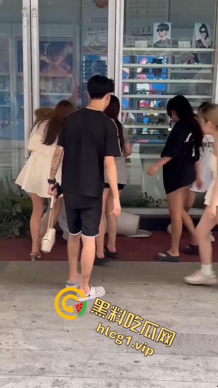 自贡市华商国际城上演精神小妹女人大战,场面火爆引人围观!-7