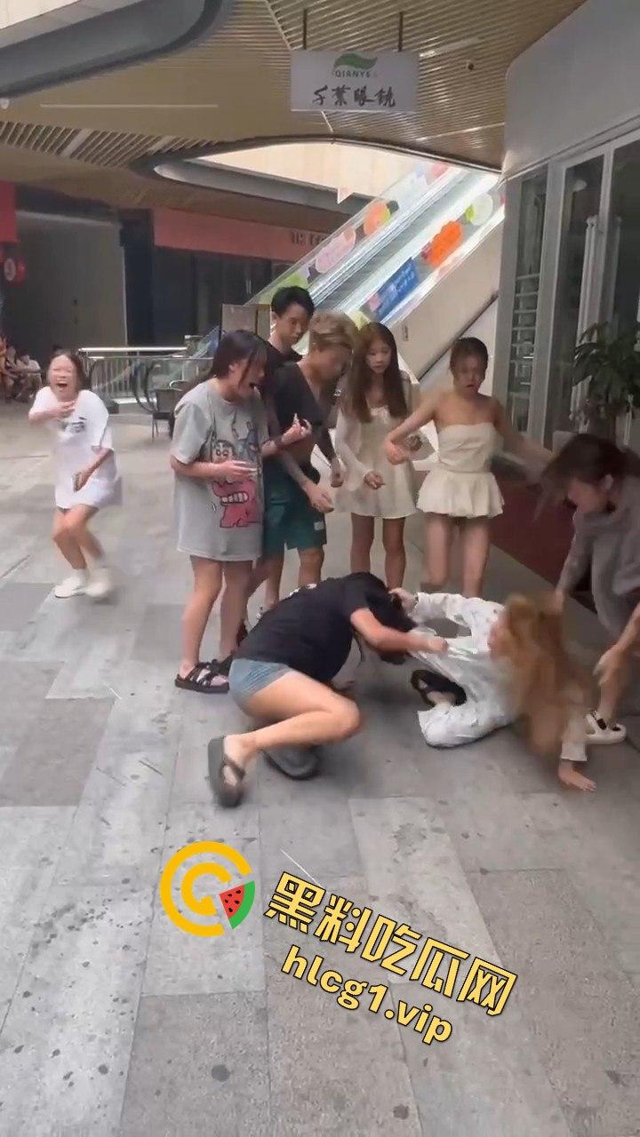 自贡市华商国际城上演精神小妹女人大战,场面火爆引人围观!-8