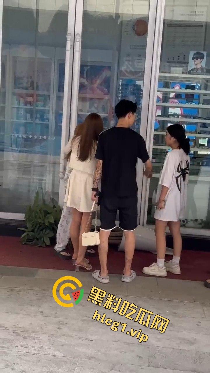 自贡市华商国际城上演精神小妹女人大战,场面火爆引人围观!-9