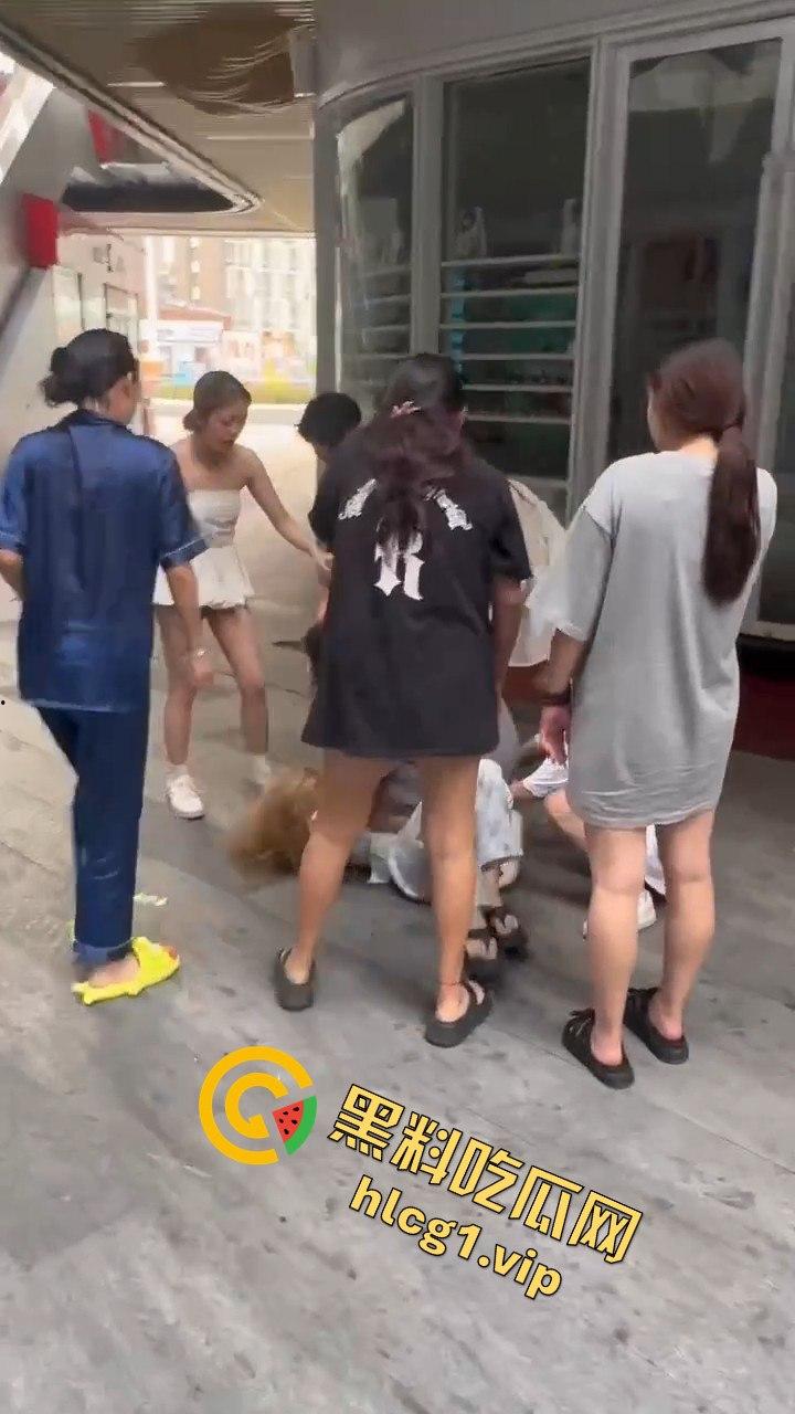 自贡市华商国际城上演精神小妹女人大战,场面火爆引人围观!-10
