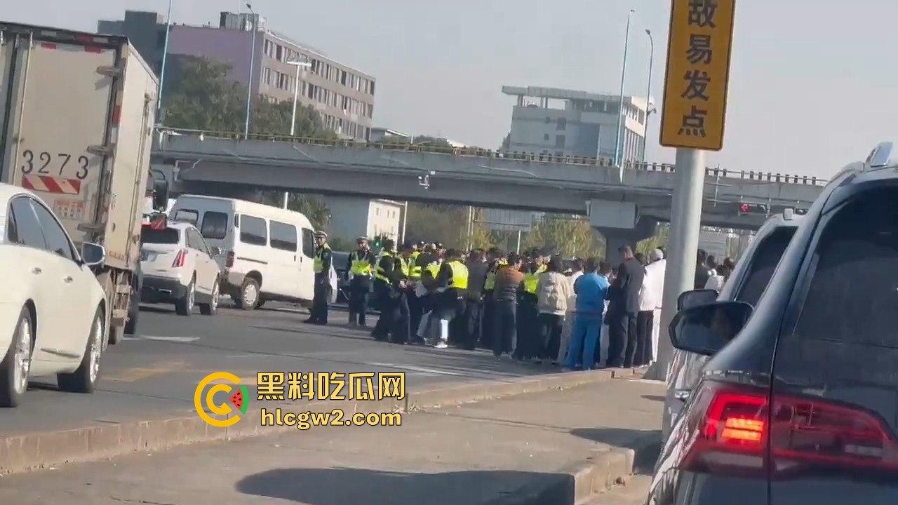 上海沪松公路被国利员工堵到爆!讨薪没问题,害全场牛马迟到真是要命!-9