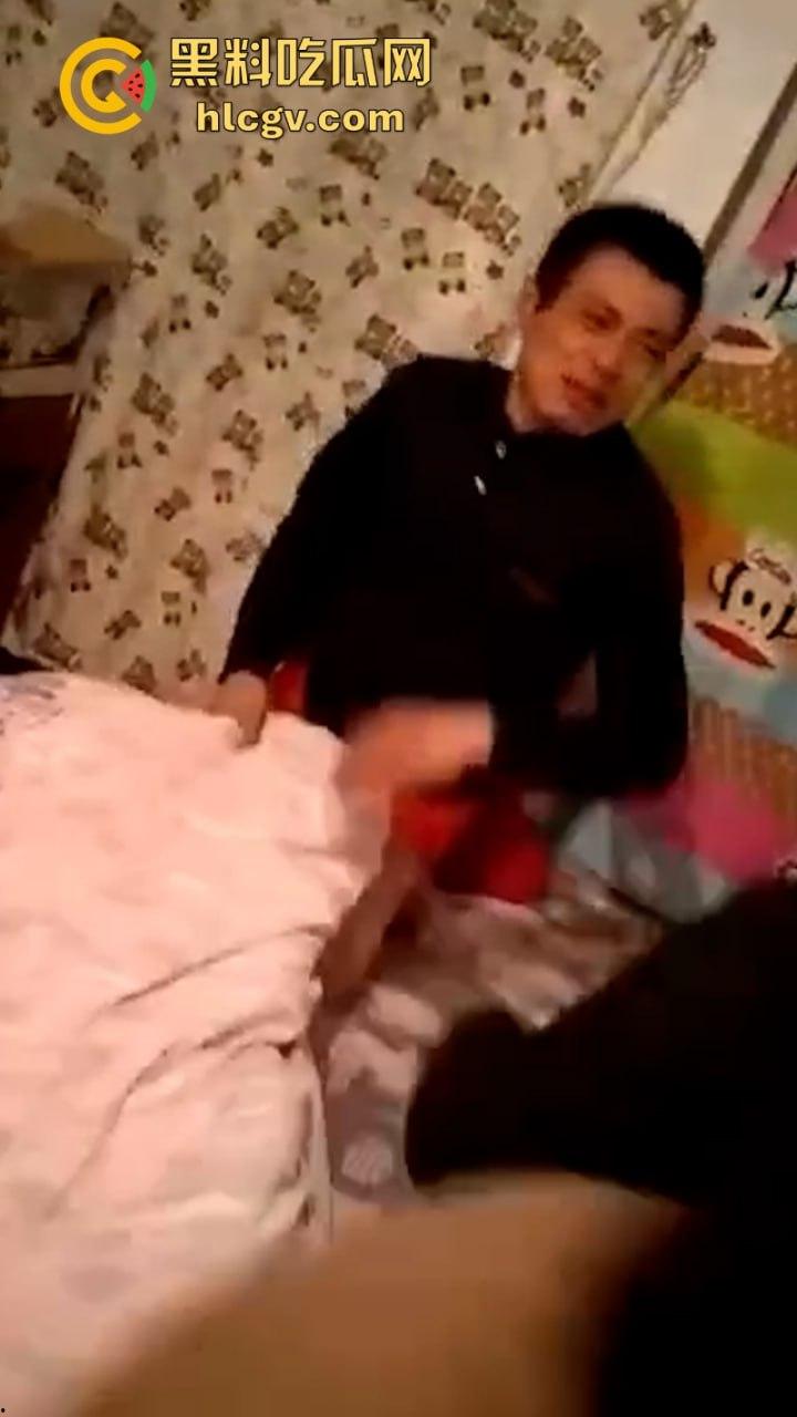 男子谎称上夜班实则密会情人 河南许昌一女子带娘家人全家出动抓奸夫淫妇 两个狗男女都被打哭了