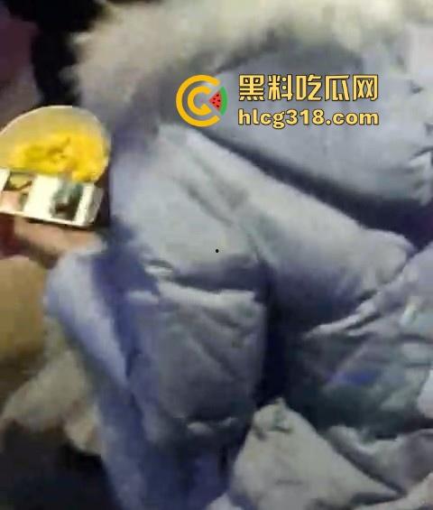 机智小哥玩街射白丝美女!酝酿许久趁其不备掏枪就射 胆大吃四方 男主真刺激!-2