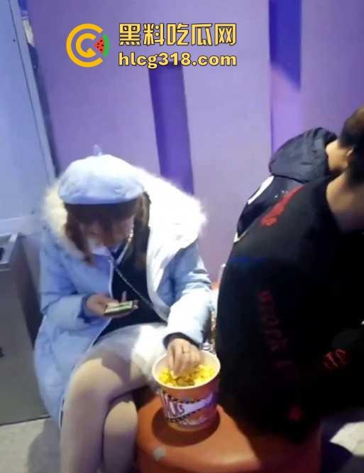 机智小哥玩街射白丝美女!酝酿许久趁其不备掏枪就射 胆大吃四方 男主真刺激!-4