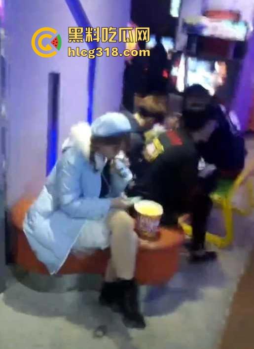 机智小哥玩街射白丝美女!酝酿许久趁其不备掏枪就射 胆大吃四方 男主真刺激!-6