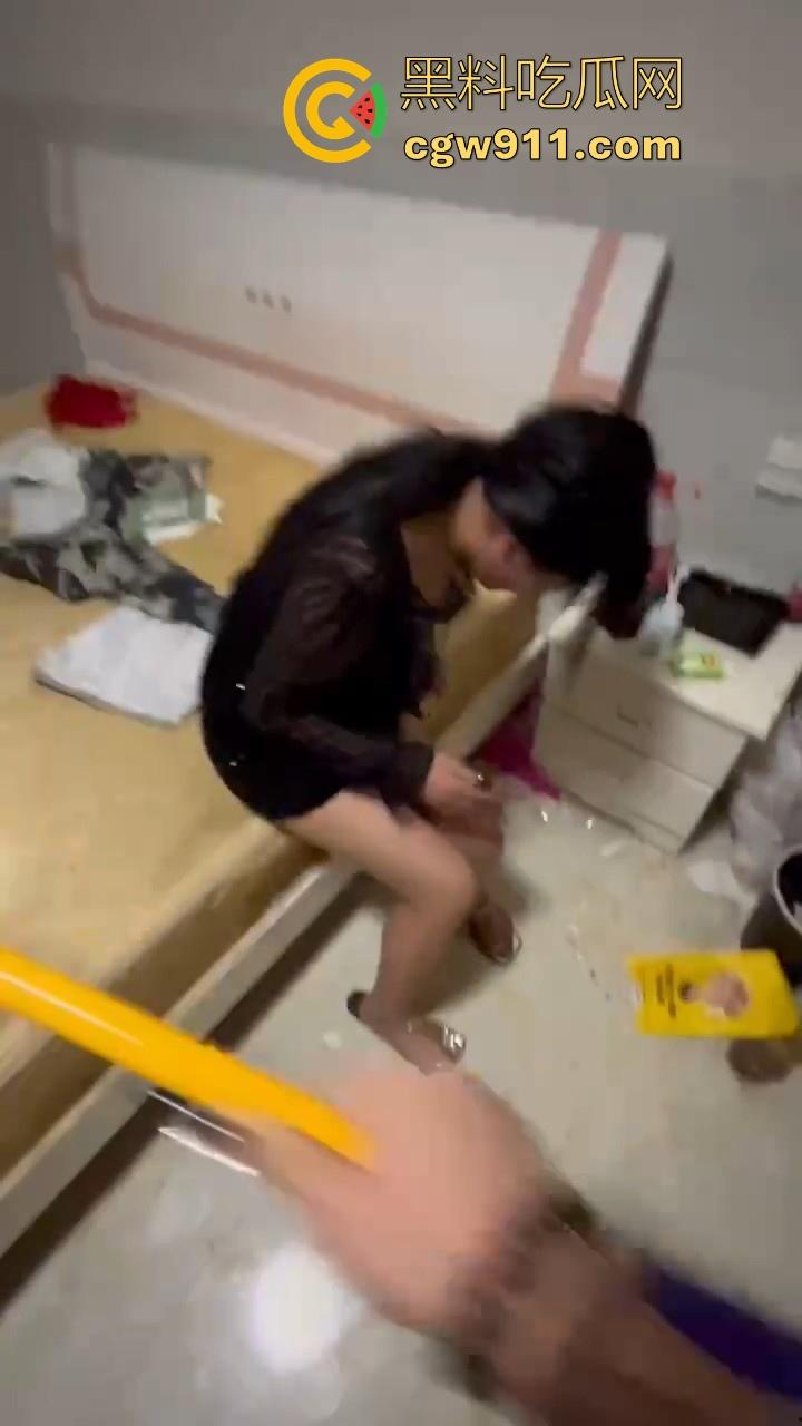 广西精神出租房围殴霸凌敌对小太妹,棍棒齐上,拳打脚踢,脱下衣服伤痕累累,战斗力丝毫不输男的!-2