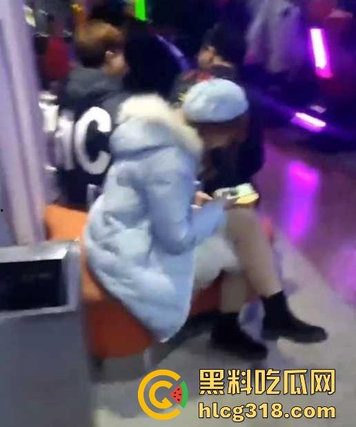 机智小哥玩街射白丝美女!酝酿许久趁其不备掏枪就射 胆大吃四方 男主真刺激!-8