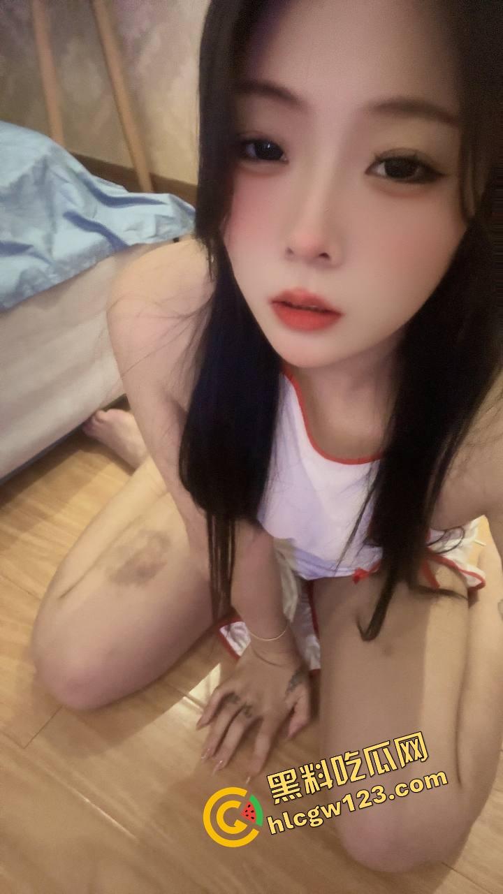 年少不知少妇香,错把少女当宝藏,发情少妇一瓶锐澳下肚就发骚,小眼一眯就自己脱了开裆裤,逼湿得流到沙发腿!-4