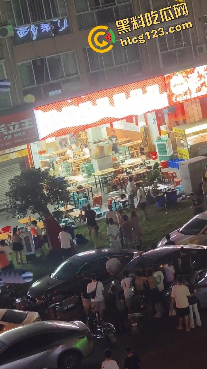 四川成都,路边吃个烧烤都要给被泼！正义大哥直接反击！-1