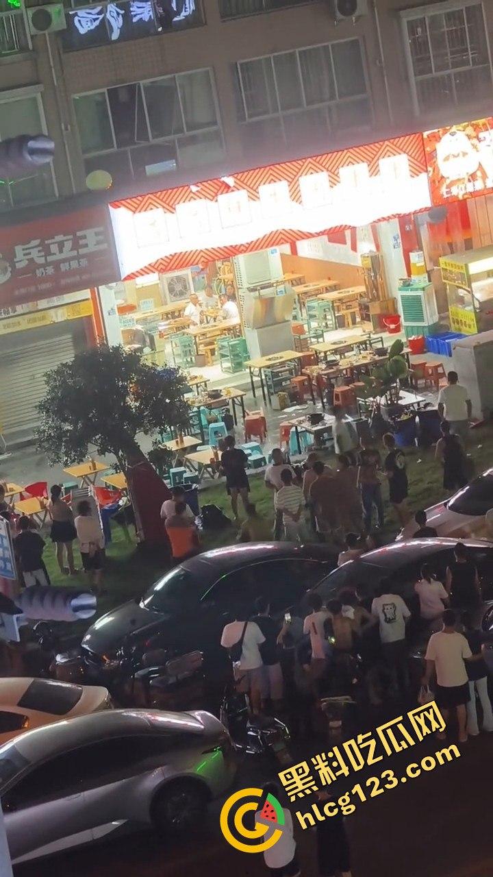 四川成都,路边吃个烧烤都要给被泼！正义大哥直接反击！-3