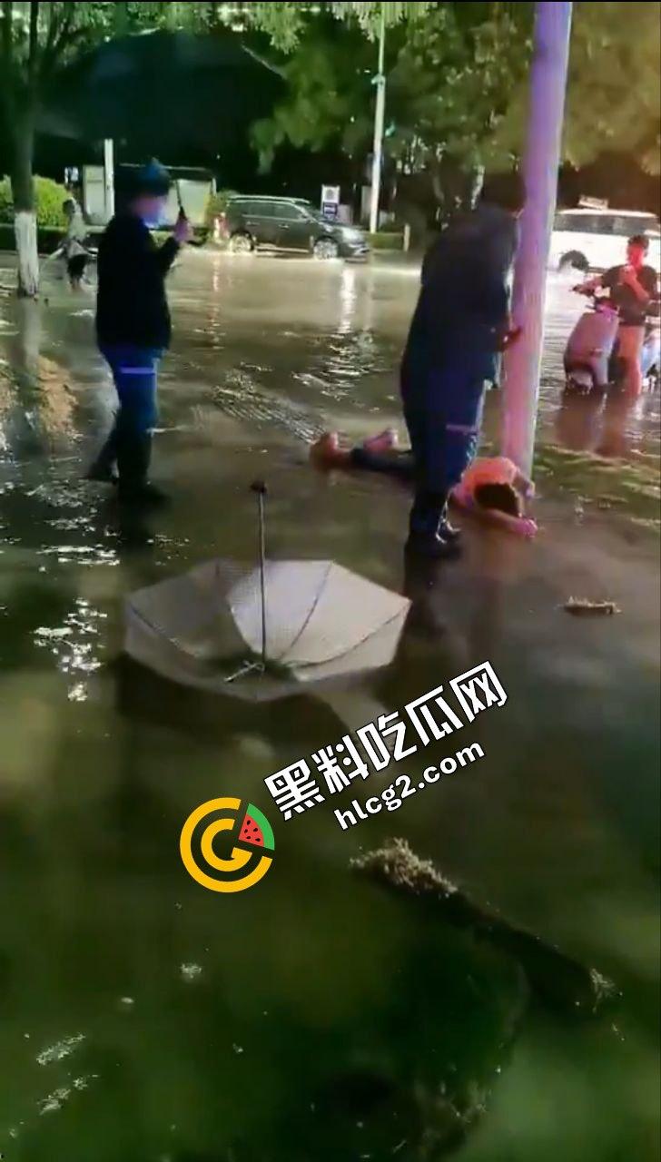 河南郑州灾难连连！22日出现100毫米降水 狂风暴雨 电闪雷鸣 车辆被淹没 外卖员逆天送餐！电灯漏电致人触电身亡！-4