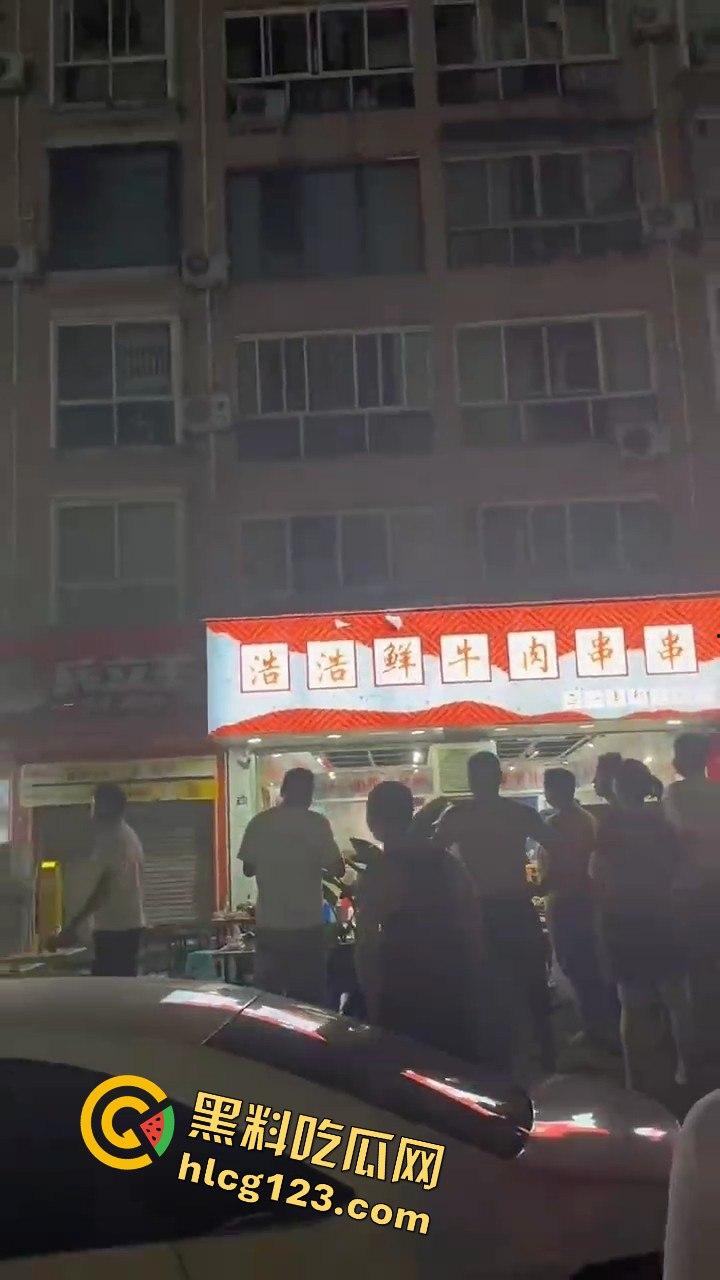 四川成都,路边吃个烧烤都要给被泼！正义大哥直接反击！-7