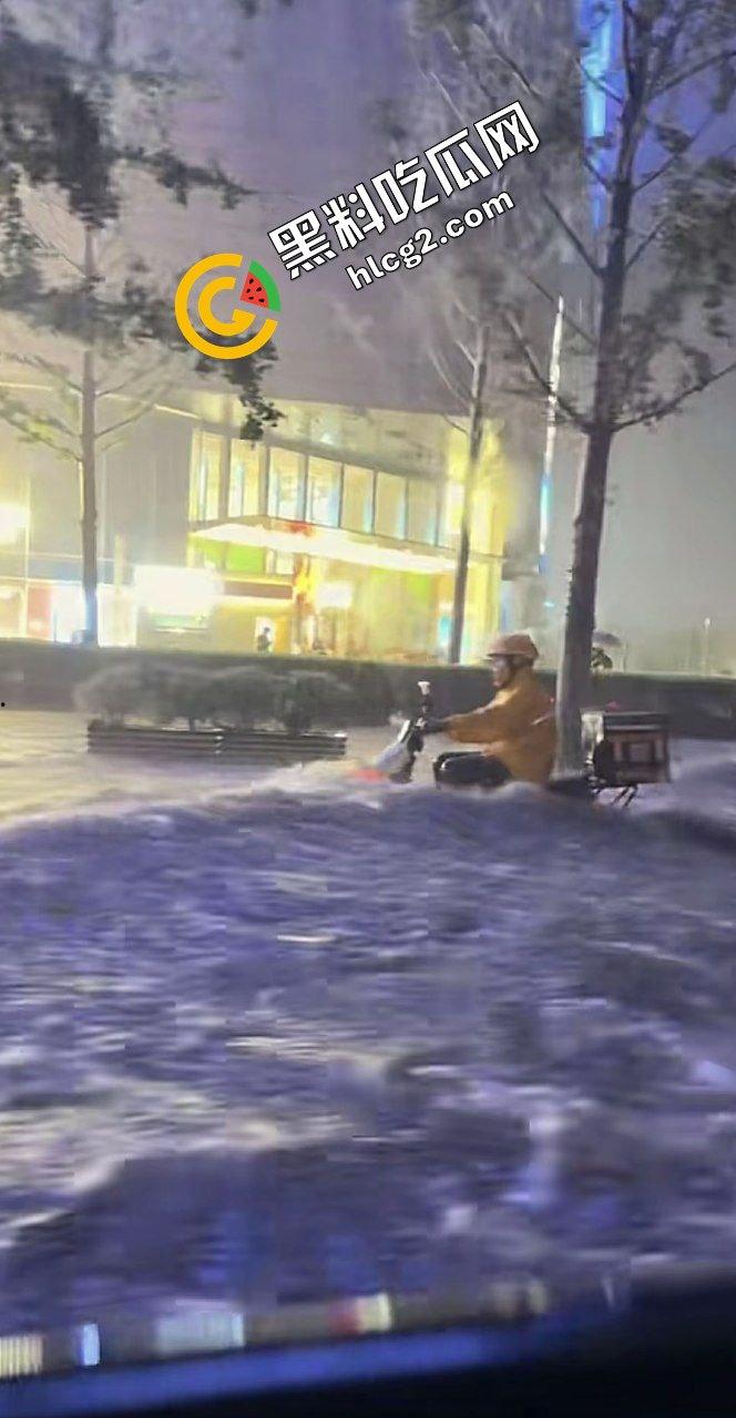 河南郑州灾难连连！22日出现100毫米降水 狂风暴雨 电闪雷鸣 车辆被淹没 外卖员逆天送餐！电灯漏电致人触电身亡！-10
