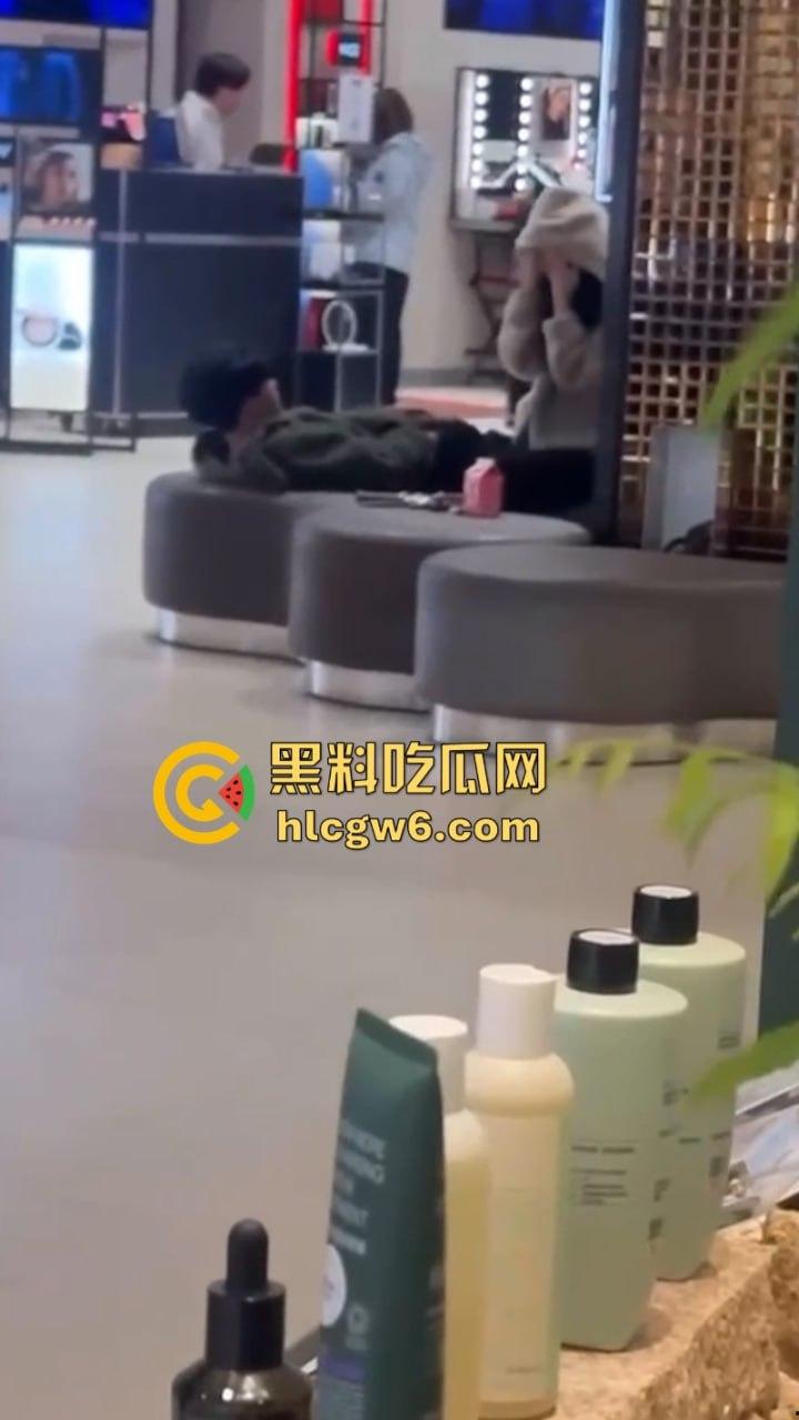 小情侣在商场专柜前刺激吃鸡口交 柜姐全程偷拍偷笑 笑的十分猥琐是也想被操了吗？