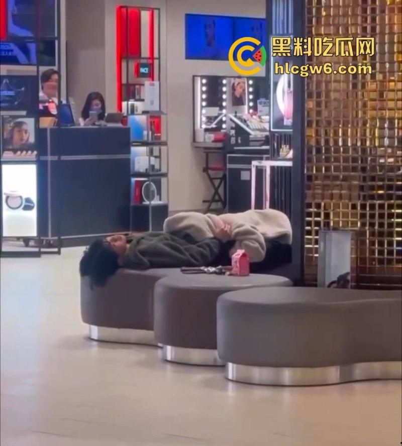 小情侣在商场专柜前刺激吃鸡口交 柜姐全程偷拍偷笑 笑的十分猥琐是也想被操了吗?-4