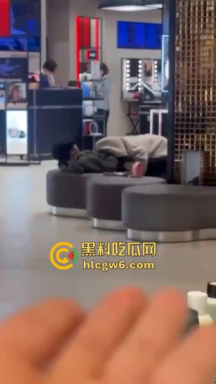 小情侣在商场专柜前刺激吃鸡口交 柜姐全程偷拍偷笑 笑的十分猥琐是也想被操了吗?-5