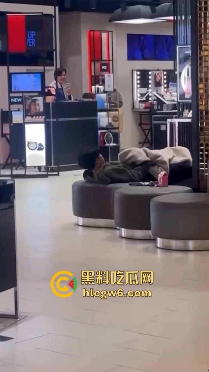 小情侣在商场专柜前刺激吃鸡口交 柜姐全程偷拍偷笑 笑的十分猥琐是也想被操了吗?-6