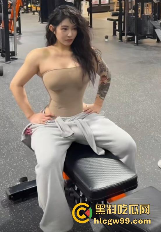 500万粉丝健身网红【宋昱欣】性爱抠逼视频流出,豪乳蜂腰翘臀第二弹,纹身实锤本人,健身是为了下海!-8