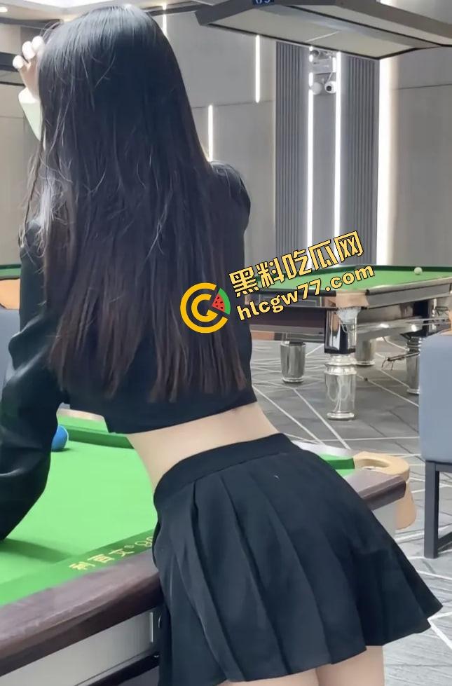 台球厅不打球只点陪玩，台球媛身材顶到不行穿吊带弯腰捡球露沟，拿身体给大哥架杆！