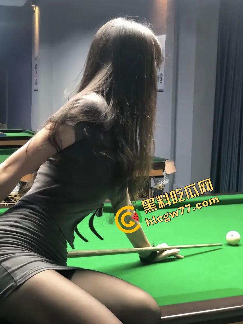 台球厅不打球只点陪玩,台球媛身材顶到不行穿吊带弯腰捡球露沟,拿身体给大哥架杆!-4
