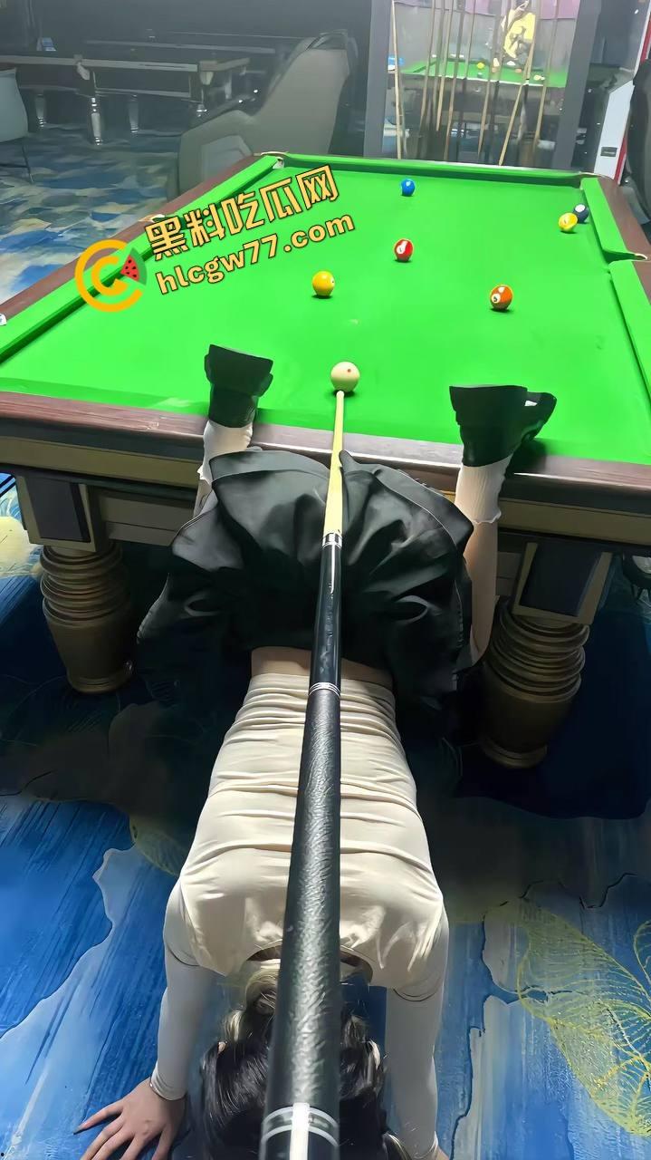 台球厅不打球只点陪玩,台球媛身材顶到不行穿吊带弯腰捡球露沟,拿身体给大哥架杆!-10