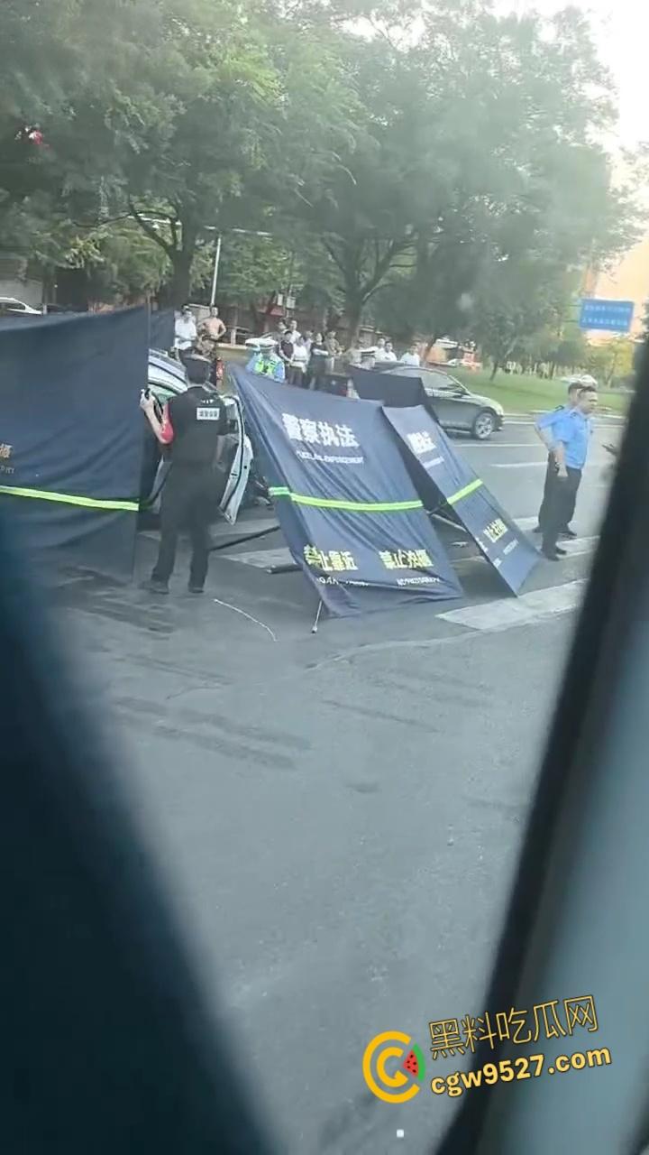 浙江绍兴发生严重车祸,一辆蔚来连撞多车,致一女子被爆头当场死亡,现场多人伤亡情况惨烈 !-5