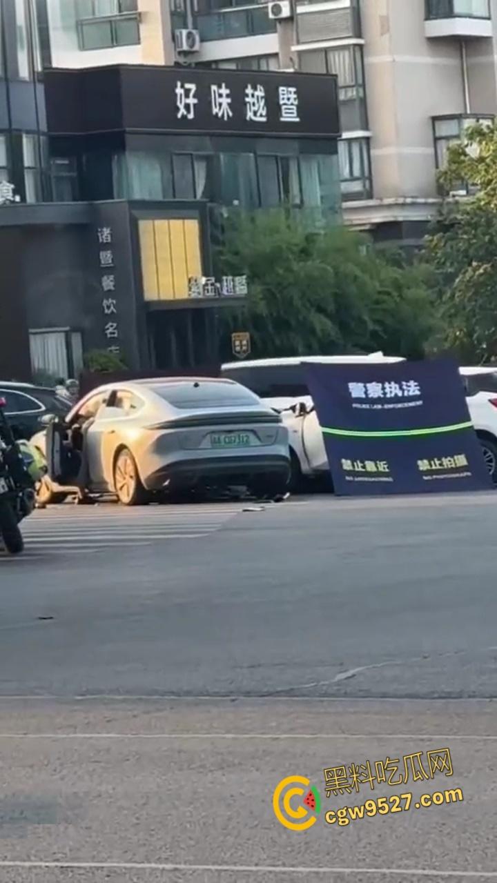 浙江绍兴发生严重车祸,一辆蔚来连撞多车,致一女子被爆头当场死亡,现场多人伤亡情况惨烈 !-7