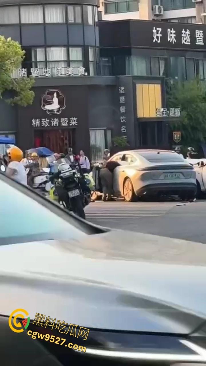 浙江绍兴发生严重车祸,一辆蔚来连撞多车,致一女子被爆头当场死亡,现场多人伤亡情况惨烈 !-8