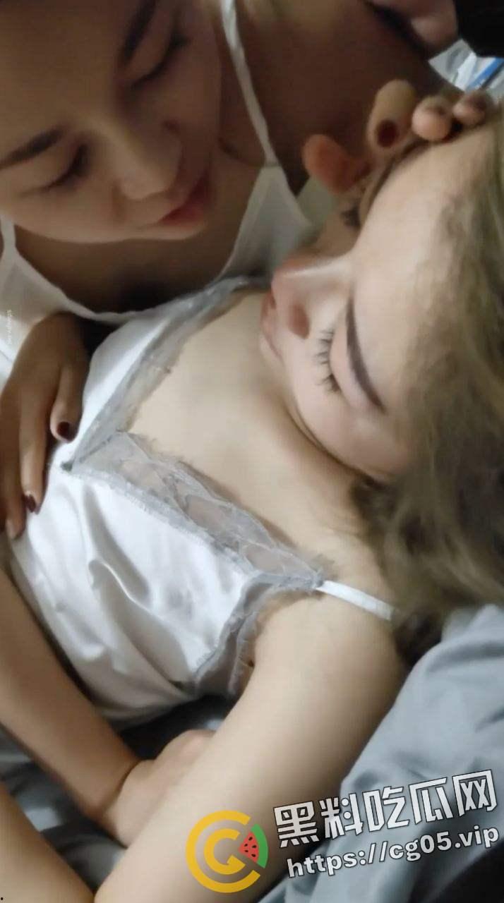 畜生!女子带离婚的同事和老公玩双飞 就让小孩在旁边看着 吃鸡吧的时候还跟小孩子说妈妈吃一口你吃一口-13