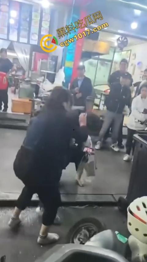 热闹龙港夜市:原配大战小三,血雨腥风惊百客围观!温州最疯狂烧烤摊街头对决,拳风猛烈,头发乱飞,争风吃醋,看个痛快!-5