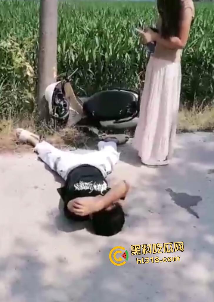 商丘永城小伙开电瓶车搭女友飙车撞树断腿，小仙女苦愁坐路边，这断腿了还在想要不要分手！-4