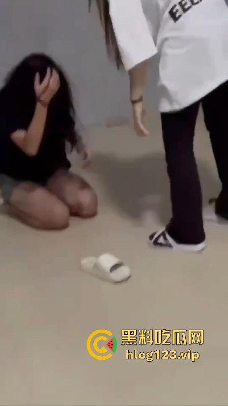 校园霸凌升级!精神小妹厕所暴打,血溅满地,衣服全给扒光,精神小伙拍得乐开花!-6