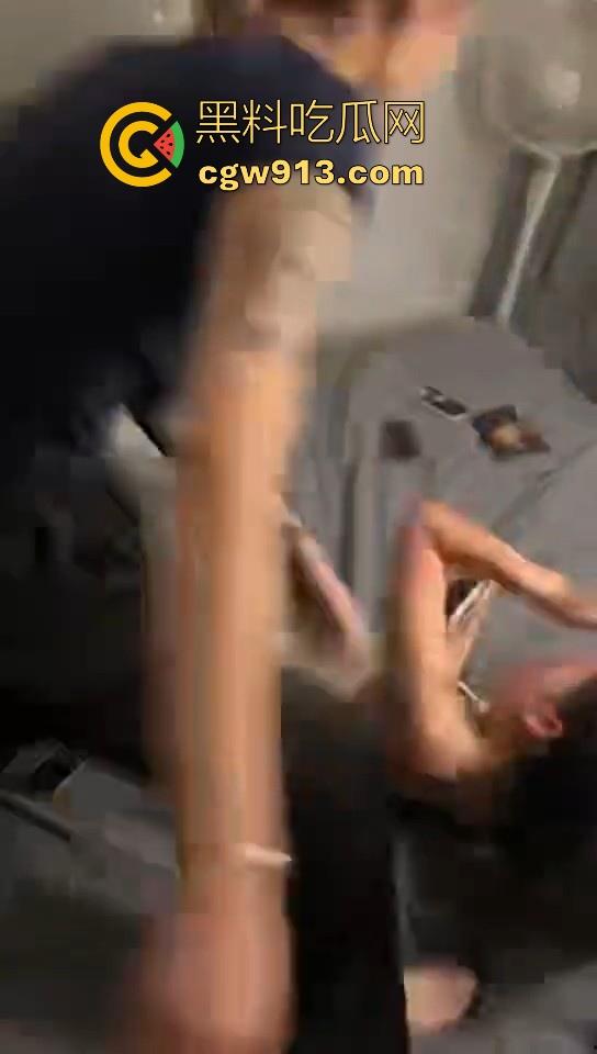 湖北武汉精神小伙和精神小妹,霸凌一个未成年女生,满18还敢造次?这种就应该抓进去关几天!-6