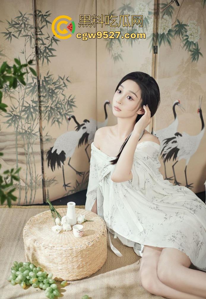 重口扩阴，精神小妹为我们展示弹性大逼，手掰肥逼呼吸一收一缩，这种肉棒进去不得夹爽死！