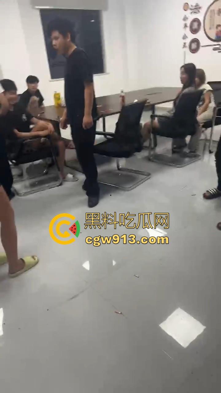 湖北武汉精神小伙和精神小妹,霸凌一个未成年女生,满18还敢造次?这种就应该抓进去关几天!-12